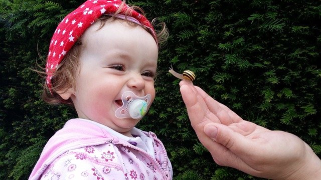 niña chupando chupo